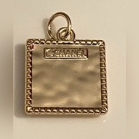 Upcycled zipper pull charm on unbranded chain - Picture 3 of 3